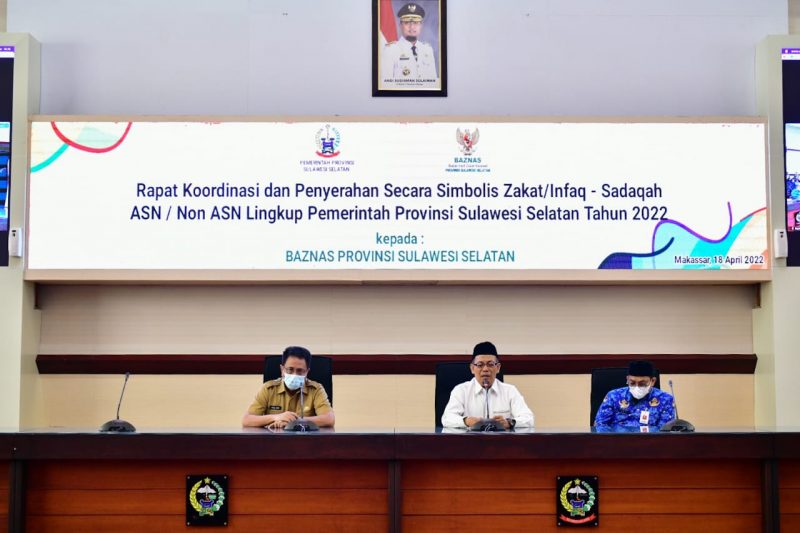 Gubernur Sulawesi Selatan, Andi Sudirman Sulaiman beserta keluarga telah menyerahkan zakat melalui Badan Amil Zakat Nasional (Baznas)