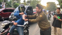 Pimpinan Wilayah Generasi Muda Pembangunan Indonesia Provinsi Sulawesi Selatan (PW GMPI Sulsel) menggelar bagi-bagi takjil