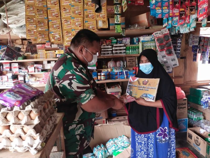 Komandan Koramil 1403-11/Masamba Kapten CBA Marten Luter R, membawa bantuan langsung tunai dari Kementerian Sosial RI (BTPKLWN),