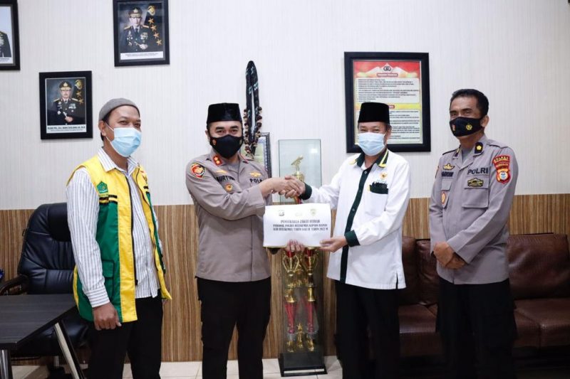 Kepolisian Resor (Polres) Bulukumba Polda Sulsel menyerahkan zakat fitrah dan infaq kepada Badan Amil Zakat Nasional (Baznas) Bulukumba,