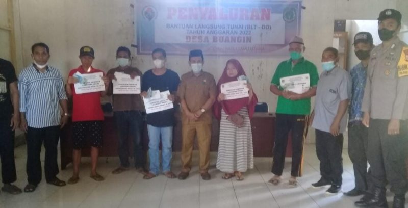 Warga Desa Buangin, Kecamatan Sabbang Selatan , terima BLTDes tahap 4 (April 2022) Penyaluran BLTDes dilakukan kantor desa