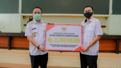 Penyerahan Bantuan Keuungan oleh Gubernur Sulsel ke Bupati selayar. (Ist)