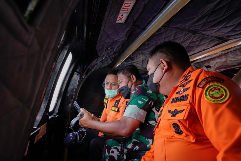 Gubernur Sulawesi Selatan, Andi Sudirman Sulaiman melakukan pemantauan area Perairan Kepulauan Pangkep menggunakan helikopter, Minggu pagi