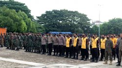 Tampak satu regu anggota Brimob Batalyon C Pelopor Satbrimob Polda Sulsel bersama puluhan anggota TNI mendatangi kompleks eks pasar sentral
