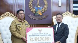 Gubernur Sulawesi Selatan, Andi Sudirman Sulaiman menyerahkan bantuan keuangan tanggap darurat senilai Rp. 800 Juta kepada Kabupaten Maros.