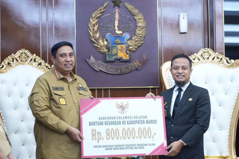 Gubernur Sulawesi Selatan, Andi Sudirman Sulaiman menyerahkan bantuan keuangan tanggap darurat senilai Rp. 800 Juta kepada Kabupaten Maros.