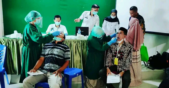 Calon Jemaah Haji (CJH) asal Kabupaten Jeneponto, Sulawesi Selatan menjalani tes swab covid-19 di aula Kantor Wilayah Kementerian Agama