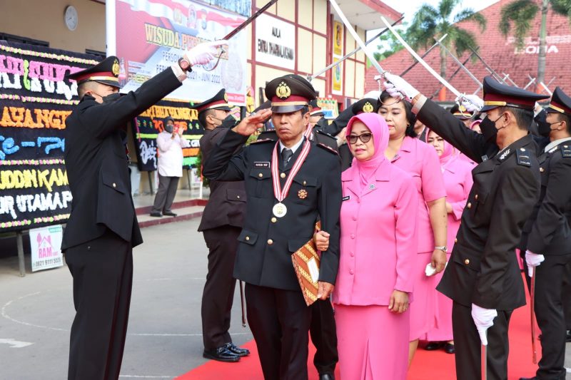 Untuk memberikan penghormatan kepada personel Polisi yang bertugas di Kepolisian Resort (Polres) Gowa menggelar Upacara Pedang Pora