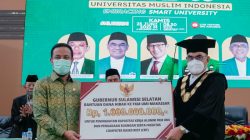 Gubernur Sulawesi Selatan, Andi Sudirman Sulaiman menyerahkan bantuan dana hibah kepada Rp 1 Miliar kepada Universitas Muslim Indonesia.