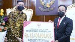 Gubernur Sulawesi Selatan, Andi Sudirman Sulaiman memberikan bantuan keuangan Pemprov Sulsel Tahun Anggaran 2022 untuk Kabupaten Gowa