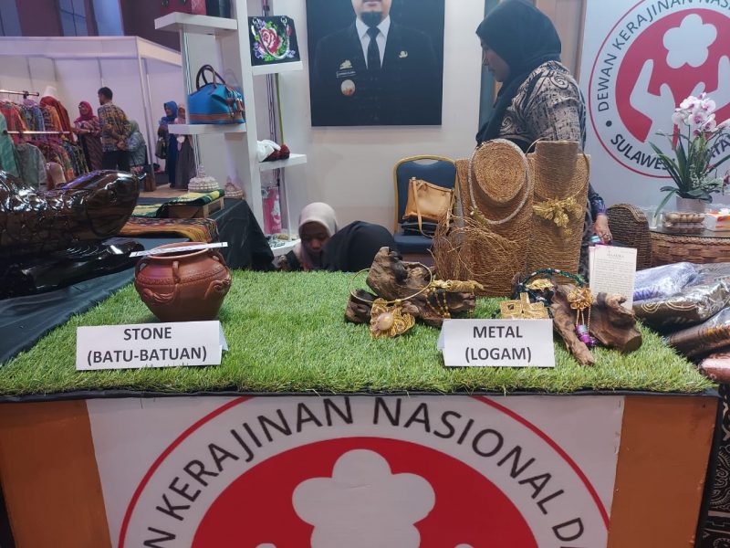 Dewan Kerajinan Nasional (DEKRANAS ) adalah sebuah lembaga nirlaba yang bertugas untuk memfasilitasi para pecinta dan peminat produk kesenian.