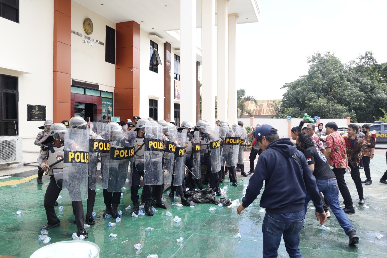Polres Bulukumba Polda Sulsel menggelar simulasi unjuk rasa yang bekerja sama dengan Pengadilan Negeri Bulukumba pada Kamis