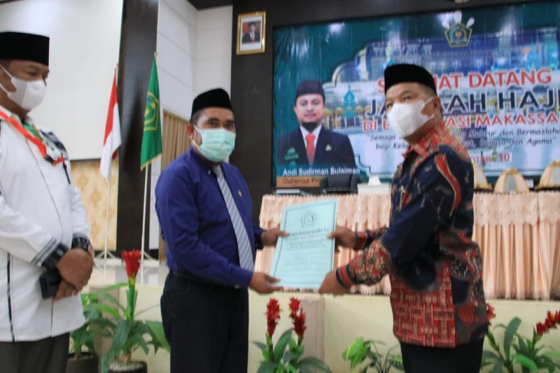 Bupati Bulukumba Andi Muchtar Ali Yusuf menyerahkan 186 Jamaah Calon Haji (JCH) asal Kabupaten Bulukumba kepada Panitia