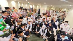 Gubernur Sulawesi Selatan, Andi Sudirman Sulaiman tengah menjalani ibadah Haji. Disela-sela waktunya, orang nomor satu di Sulsel.