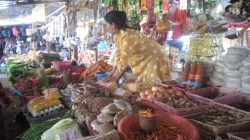 Harga bahan pokok di sejumlah pasar belakang ini mengalami kenaikan. Salah satunya adalah Pasar Tradisional Karisa, Kabupaten Jeneponto,