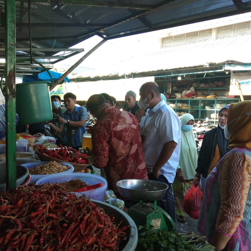 Dinas Perdagangan Provinsi Sulawesi Selatan bersama dengan Komisi Pengawas Persaingan Usaha (KPPU) Makasar melakukan pemantauan harga