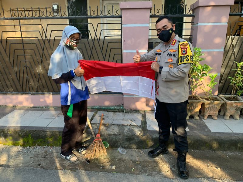 Kapolres Bulukumba AKBP Suryono Ridho Murtedjo S.IK.,M.Si. bagikan Bendera Merah Putih kepada warga Kabupaten Bulukumba