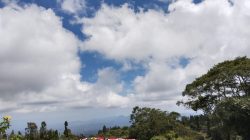 Semangat Kemerdekaan, Warga Jeneponto Arak Bendera Raksasa ke Puncak Gunung