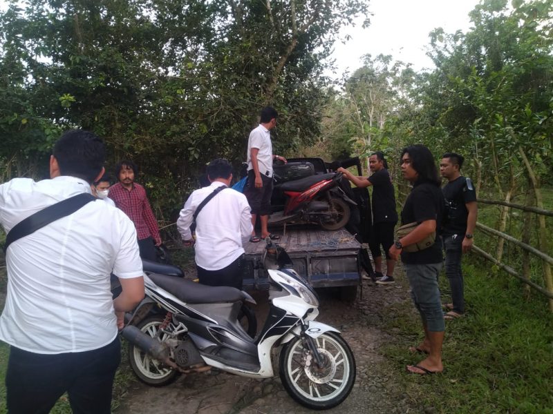 Personil Polsek Ujungloe dan Satreskrim Polres Bulukumba melakukan penggerebekan judi sabung ayam yang berlokasi di Dusun Batuloe