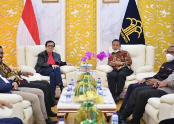 Gubernur Sulawesi Selatan Andi Sudirman Sulaiman menjemput Menteri Hukum dan Hak Asasi Manusia Republik Indonesia