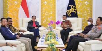 Gubernur Sulawesi Selatan Andi Sudirman Sulaiman menjemput Menteri Hukum dan Hak Asasi Manusia Republik Indonesia