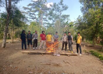 Personel Polsek Rilau Ale Polres Bulukumba menggerebek arena judi sabung ayam yang berada di Wilayah Kecamatan Rilau Ale, Bulukumba. Rabu (28/9/2022), sore tadi. Kapolsek Rilau Ale IPTU Herman S.Sos memimpin langsung Kegaiatan pembongkaran dan pemusnahan arena judi sabung ayam yang berlokasi di Dusun Mattoanging Desa Anrang Kecamatan Rialau Ale, Bulukumba Dalam penggerebekan tersebut Kapolsek Rilau Ale dan anggotanya tidak berhasil mengamankan pelaku dan barang bukti, karena pelaku membubarkan diri saat melihat petugas menuju lokasi, hanya menemukan arena yang digunakan dalam melakukan judi sabung ayam. Ps.Kasi Humas Polres Bulukumba IPTU H.Marala membenarkan hal tersebut bahwa sore tadi Kapolsek Rilau Ale beserta personel Polsek Rilau Ale melakukan penggerebekan judi sabung ayam. “Ya tadi sore Pak Kapolsek Rilau Ale IPTU Herman, S.Sos memimpin anggotanya lakukan penggerebekan judi sabung ayam”. Ucap IPTU H.Marala IPTU H.Marala, menyampaikan bahwa dalam kegiatan penggerebekan tersebut tidak ditemukan adanya aktivitas masyarakat yang melakukan judi sabung ayam karena pelaku membubarkan diri sebelum anggota tiba di lokasi. “Jadi saat Pak Kapolsek beserta personel menuju dilokasi judi sabung ayam, para pelaku membubarkan diri sebelum anggota tiba dilokasi, namun hanya menemukan arenanya sehingga Pak Kapolsek dan anggotanya membongkar serta memusnahkan arena itu dengan cara dibakar” Pungkas IPTU H.Marala.