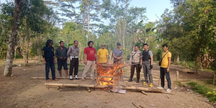 Personel Polsek Rilau Ale Polres Bulukumba menggerebek arena judi sabung ayam yang berada di Wilayah Kecamatan Rilau Ale, Bulukumba. Rabu (28/9/2022), sore tadi. Kapolsek Rilau Ale IPTU Herman S.Sos memimpin langsung Kegaiatan pembongkaran dan pemusnahan arena judi sabung ayam yang berlokasi di Dusun Mattoanging Desa Anrang Kecamatan Rialau Ale, Bulukumba Dalam penggerebekan tersebut Kapolsek Rilau Ale dan anggotanya tidak berhasil mengamankan pelaku dan barang bukti, karena pelaku membubarkan diri saat melihat petugas menuju lokasi, hanya menemukan arena yang digunakan dalam melakukan judi sabung ayam. Ps.Kasi Humas Polres Bulukumba IPTU H.Marala membenarkan hal tersebut bahwa sore tadi Kapolsek Rilau Ale beserta personel Polsek Rilau Ale melakukan penggerebekan judi sabung ayam. “Ya tadi sore Pak Kapolsek Rilau Ale IPTU Herman, S.Sos memimpin anggotanya lakukan penggerebekan judi sabung ayam”. Ucap IPTU H.Marala IPTU H.Marala, menyampaikan bahwa dalam kegiatan penggerebekan tersebut tidak ditemukan adanya aktivitas masyarakat yang melakukan judi sabung ayam karena pelaku membubarkan diri sebelum anggota tiba di lokasi. “Jadi saat Pak Kapolsek beserta personel menuju dilokasi judi sabung ayam, para pelaku membubarkan diri sebelum anggota tiba dilokasi, namun hanya menemukan arenanya sehingga Pak Kapolsek dan anggotanya membongkar serta memusnahkan arena itu dengan cara dibakar” Pungkas IPTU H.Marala.