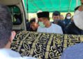 Gubernur Sulawesi Selatan, Andi Sudirman Sulaiman turut ikut mengantarkan kakak sepupunya yang meninggal dunia ke tempat peristirahatan terakhirnya di Toraja.