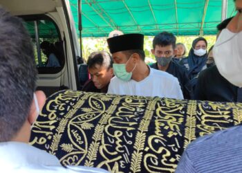 Gubernur Sulawesi Selatan, Andi Sudirman Sulaiman turut ikut mengantarkan kakak sepupunya yang meninggal dunia ke tempat peristirahatan terakhirnya di Toraja.