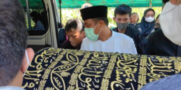 Gubernur Sulawesi Selatan, Andi Sudirman Sulaiman turut ikut mengantarkan kakak sepupunya yang meninggal dunia ke tempat peristirahatan terakhirnya di Toraja.