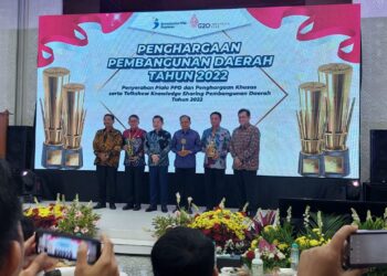 Pemerintah Provinsi Sulsel di bawah kepemimpinan Andi Sudirman Sulaiman sebagai Gubernur menyabet dua penghargaan pembangunan daerah