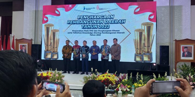 Pemerintah Provinsi Sulsel di bawah kepemimpinan Andi Sudirman Sulaiman sebagai Gubernur menyabet dua penghargaan pembangunan daerah