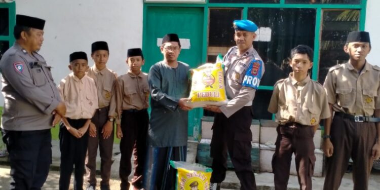 Sebagai Wujud Kepedulian, Kapolsek Sinjai Timur AKP Andi Armadana bersama anggotanya menyambangi 5 (lima) Pondok Pesantren yang berada di kecamatan Sinjai Timur untuk menyalurkan bantuan sembako