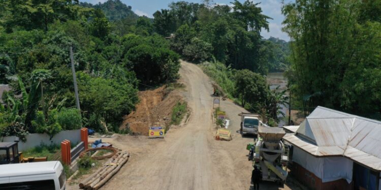 Pemerintah Provinsi Sulawesi Selatan melalui Dinas PUTR sedang mengerjakan penanganan jalan yang rusak berat di ruas Paleteang - Malaga - Kabere dengan Pagu anggaran Rp 18,2 miliar