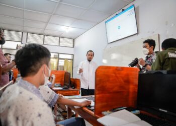 Gubernur Sulawesi Selatan, Andi Sudirman Sulaiman meninjau proses pembelajaran Smart School di SMAN 5 Tana Toraja, Makale,