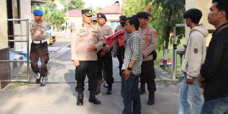 Formasi Cabang Bulukumba Menggelar Aksi Unjuk Rasa di Pertigaan Teko Lajae depan Mall Mega Zanur Desa Polewali dan Depan Polres Bulukumba,