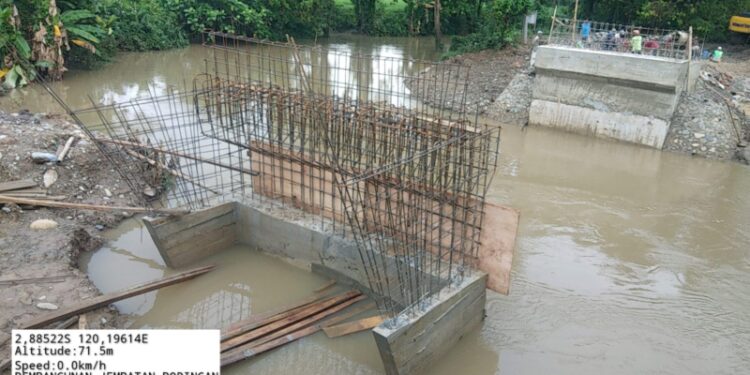 omitmen Gubernur Sulawesi Selatan Andi Sudirman Sulaiman untuk pembangunan baru Jembatan Poringan di Kabupaten Luwu kini tengah progres.