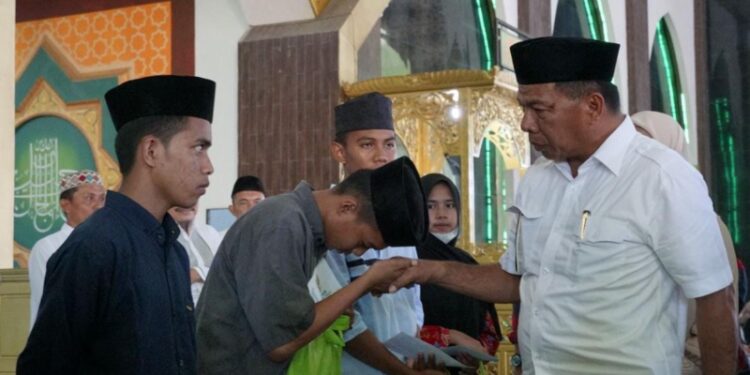 Bupati Andi Muchtar Ali Yusuf bergeser ke Masjid Islamic Center Dato Tiro (ICDT) Bulukumba untuk menyerahkan santunan kepada 377 anak yatim