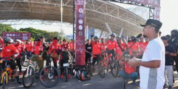 Gubernur Sulawesi Selatan, Andi Sudirman Sulaiman melepas peserta Indonesia Heart Bike yang selenggarakan oleh Yayasan Jantung Indonesia