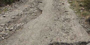 Warga Desa Mangepong Kecamatan Turatea Kabupaten Jenepoto Sulawesi Selatan mengeluhkan jalan yang menuju Ke Kantor Kecamatan Turatea