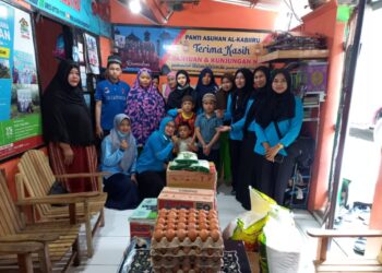 Panitia HUT RS Islam Faisal Makassar menyambangi panti asuhan al-kabiiru dan panti asuhan silaturahmi untuk menyerahkan bantuan bahan pokok