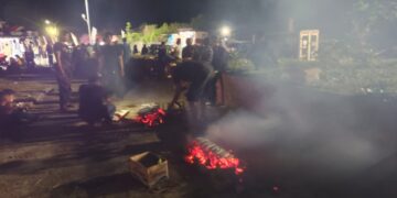 Tiba-tiba wewangian asap mengepul dan berpendar ke segala penjuru mengisi cakrawala bira yang lagi berbinar yang sedang membakar Ikan