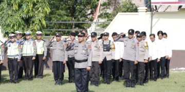 Kapolres Bulukumba AKBP Suryono Ridho Murtedjo, S.IK.,M.Si, memberikan piagam penghargaan Reward kepada 30 personel Polres Bulukumba