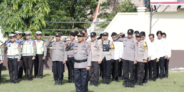 Kapolres Bulukumba AKBP Suryono Ridho Murtedjo, S.IK.,M.Si, memberikan piagam penghargaan Reward kepada 30 personel Polres Bulukumba