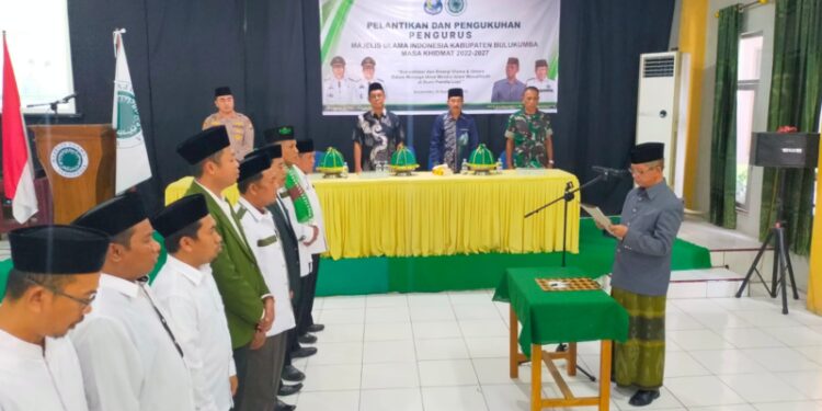 Ketua Majelis Ulama Indonesia (MUI) Provinsi Sulawesi Selatan, Prof Dr KH Nadjamuddin Lc MA melantik dan mengukuhkan pengurus Dewan Pimpinan MUI Kabupaten Bulukumba, masa khidmat 2022-2027