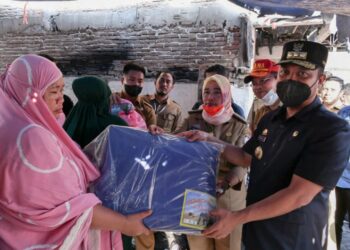 Andi Sudirman Sulaiman, meninjau dan menyerahkan bantuan kepada warga korban kebakaran di Jalan Rappokalling Timur, Kelurahan Rappokalling, Kecamatan Tallo,