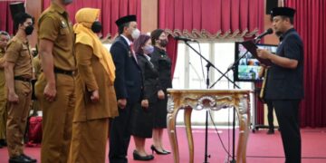 Gubernur Sulawesi Selatan melantik sebanyak 98 kepala satuan pendidikan (kepala sekolah) lingkup Pemprov Sulsel di Baruga Karaeng Pattingalloang, Rumah Jabatan Gubernur, Selasa, 27 September 2022.