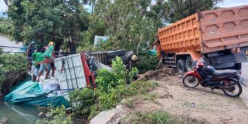 Kecelakaan Truk Vs Truk di Pangkep Hingga Terbalik di Parit, Sopir Alami Luka sobek