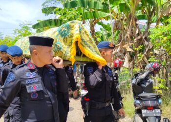 Danyon Brimob Bone Usung Jenazah Orang Tua Anggotanya Hingga Liang Lahat