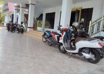 Teras Kantor DPRD Sinjai Dijadikan Tempat Parkir oleh Staf Disorot